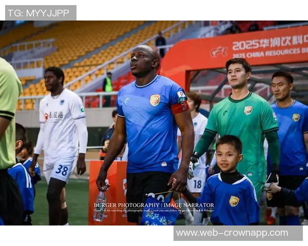 2025中甲大连鲲城队观众热情高涨总人数达75534场均超5000人 2025中甲大连鲲城队观众热情高涨总人数达75534场均超5000人